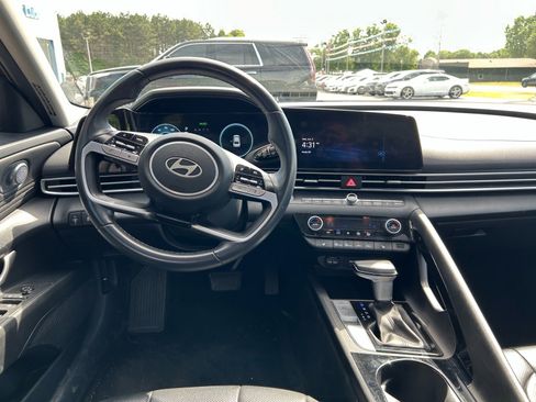 Used 2024 Hyundai Elantra Limited FWD image 9