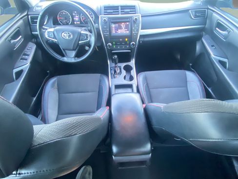 Used 2017 Toyota Camry SE w/ Moonroof Package FWD image 13
