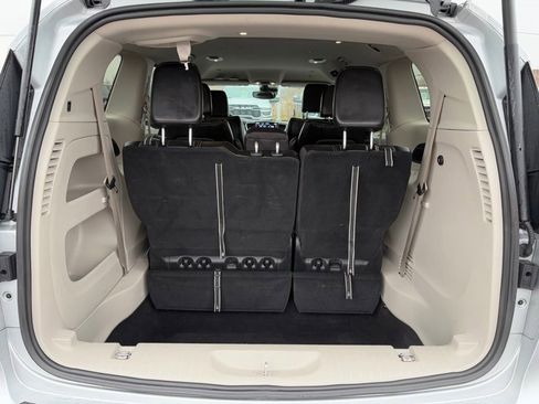 Certified 2024 Chrysler Pacifica Touring-L image 8