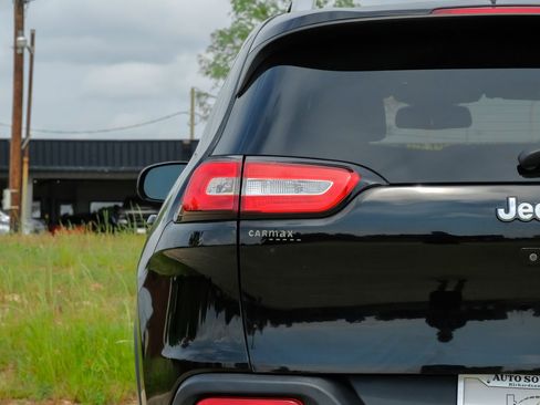 Used 2017 Jeep Cherokee Latitude w/ Safety/Convenience Group image 48