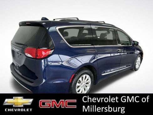 Used 2017 Chrysler Pacifica Touring-L image 3