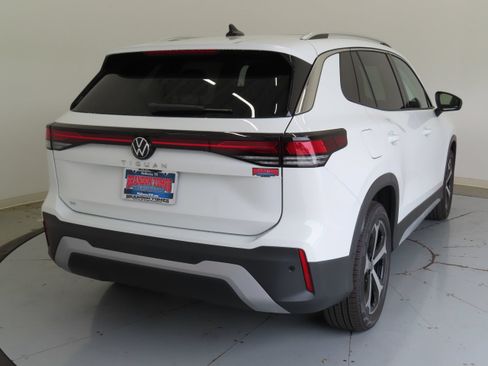 New 2026 Volkswagen Tiguan SE FWD image 3