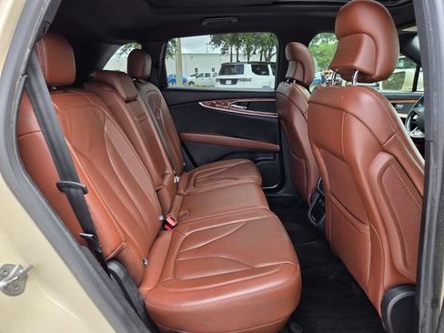 Used 2018 Lincoln MKX Reserve w/ Driver Assistance Package FWD image 18