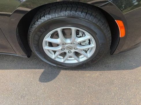 Used 2023 Chrysler Pacifica Touring-L FWD image 40