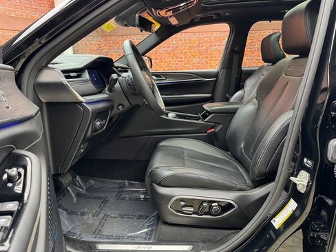 Used 2023 Jeep Grand Cherokee Overland w/ Luxury Tech Group IV image 21