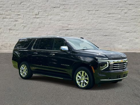 Used 2025 Chevrolet Suburban Premier AWD/4WD image 6