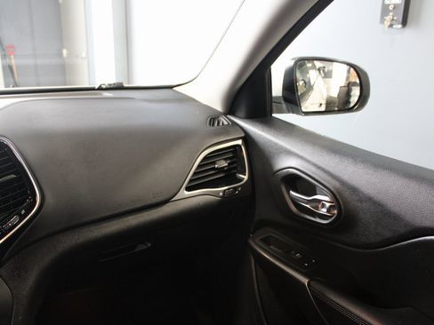 Used 2020 Jeep Cherokee Limited image 26