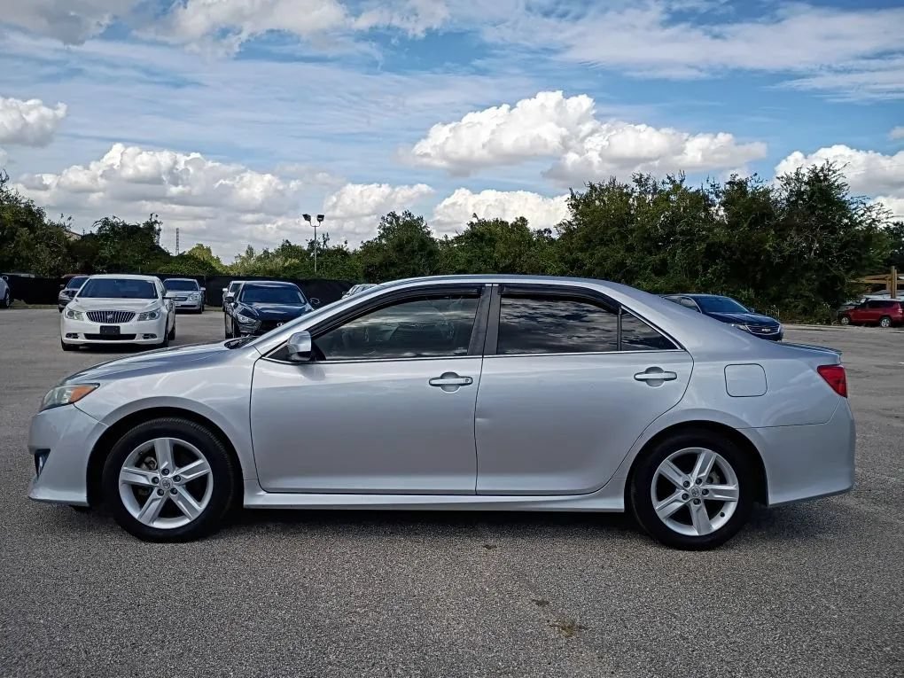 Used 2014 Toyota Camry SE FWD image 2