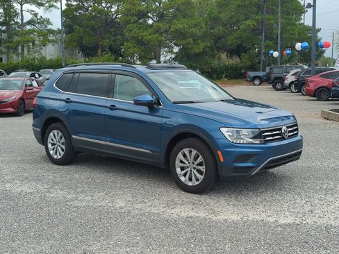 Used 2018 Volkswagen Tiguan SE w/ Panoramic Sunroof Package FWD image 9