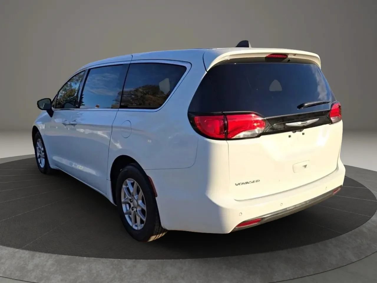 Used 2026 Chrysler Voyager LX FWD image 4