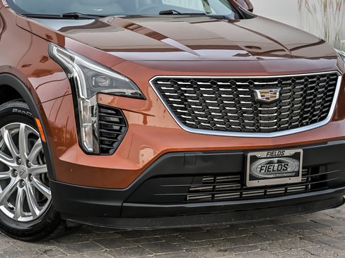 Used 2019 Cadillac XT4 Luxury w/ Cold Weather Package FWD image 2