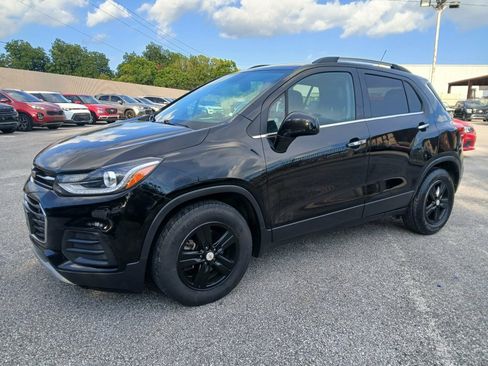 Used 2020 Chevrolet Trax LT w/ LT Convenience Package FWD image 3