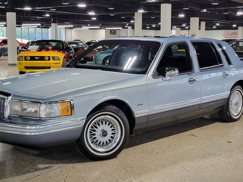 Used 1993 Lincoln Town Car Signature RWD image 20