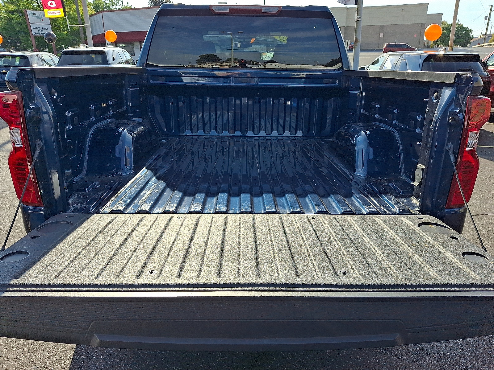 Used 2023 Chevrolet Silverado 1500 LT AWD/4WD image 28