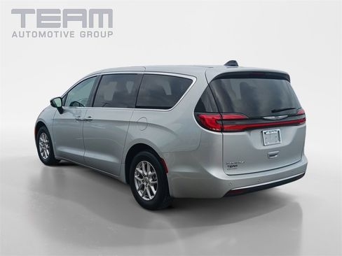 Used 2024 Chrysler Pacifica Touring-L image 5