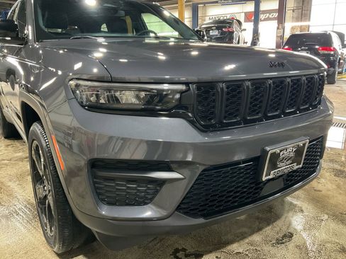 Used 2023 Jeep Grand Cherokee Altitude image 27