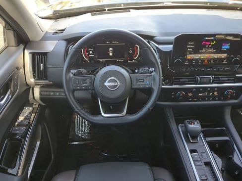 Certified 2025 Nissan Pathfinder Platinum image 16