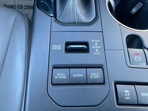 Used 2022 Toyota Highlander XLE AWD/4WD image 36