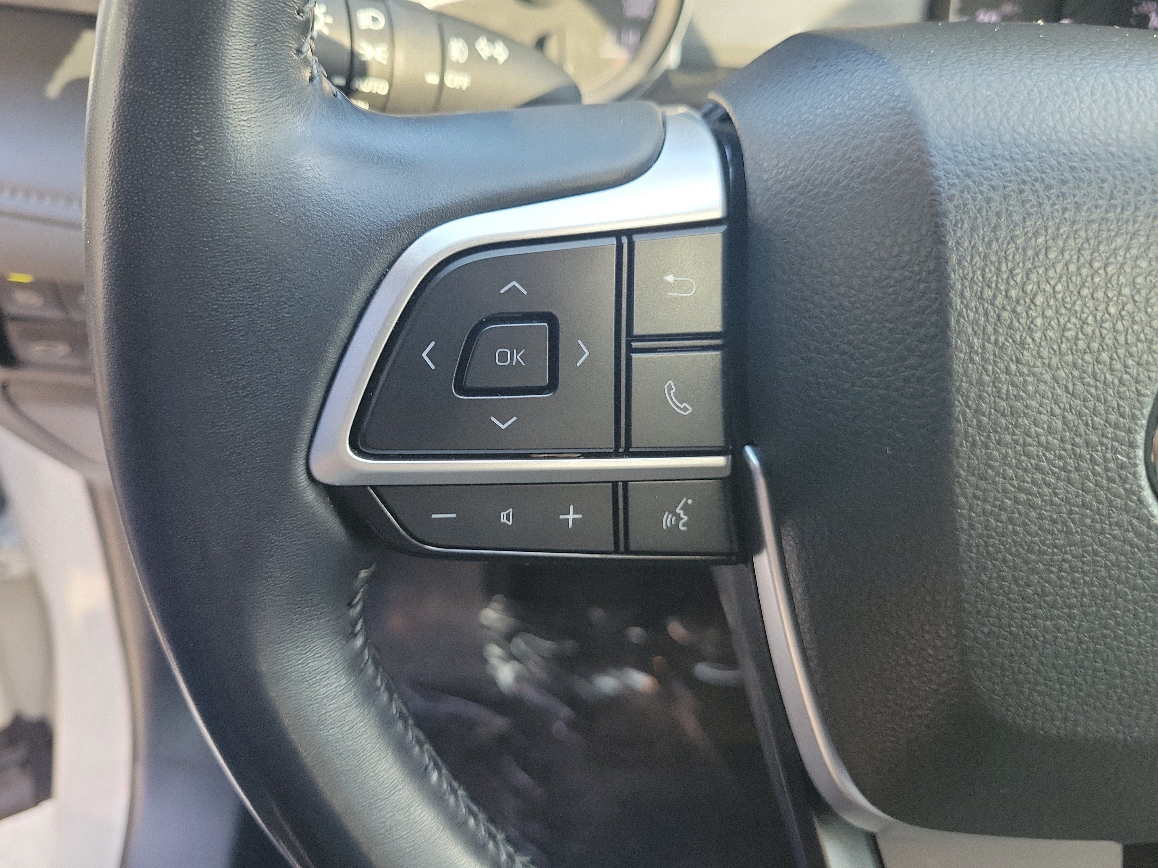 Used 2025 Toyota Highlander XLE FWD image 30