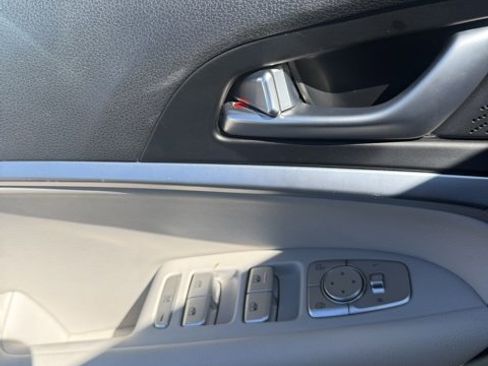 Used 2024 Genesis G70 2.5T image 19