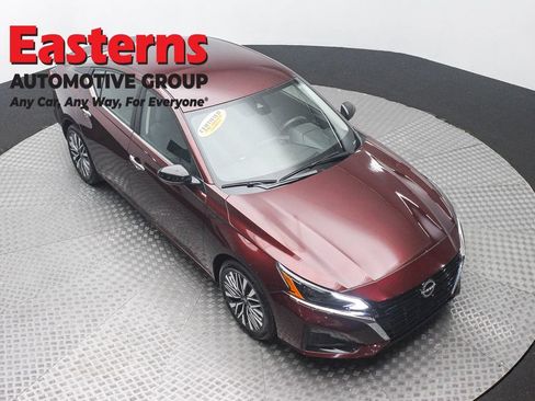 Used 2024 Nissan Altima 2.5 SV FWD image 3