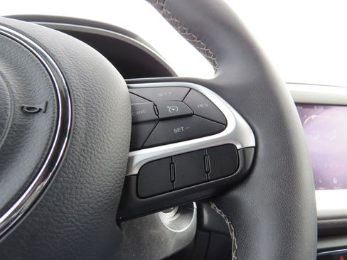 Certified 2021 Jeep Compass Latitude image 23