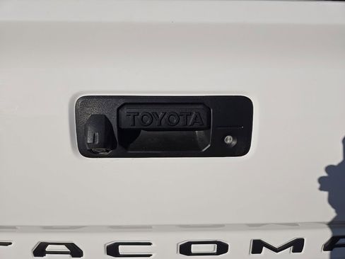 Used 2018 Toyota Tacoma SR image 37