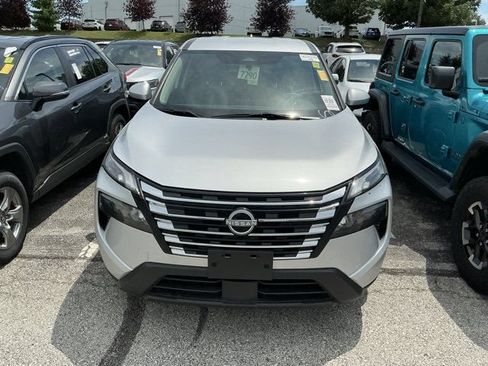 Used 2024 Nissan Rogue SV AWD/4WD image 2