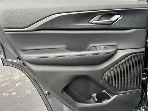 New 2025 Jeep Grand Cherokee Altitude image 32