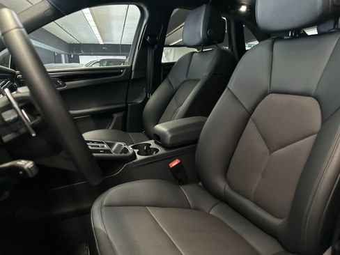 Certified 2025 Porsche Macan AWD/4WD image 5