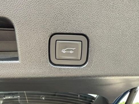 Used 2025 GMC Acadia Denali w/ Super Cruise Package FWD image 16