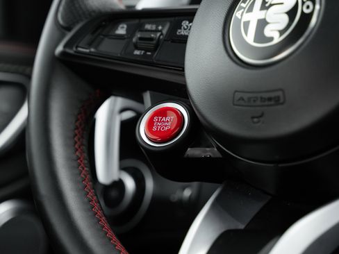 Used 2023 Alfa Romeo Giulia Estrema image 32