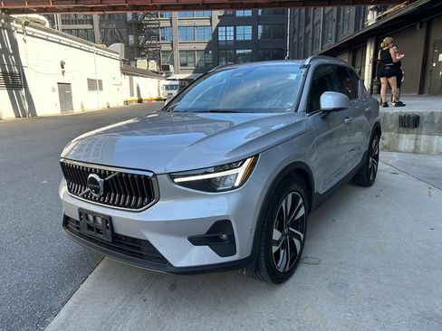 Certified 2025 Volvo XC40 B5 Plus image 2