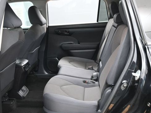 Used 2024 Toyota Highlander LE AWD/4WD image 30