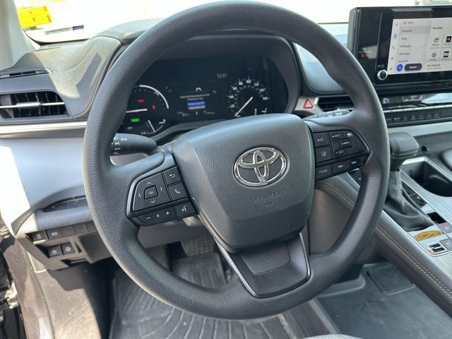 Used 2025 Toyota Sienna LE AWD/4WD image 13