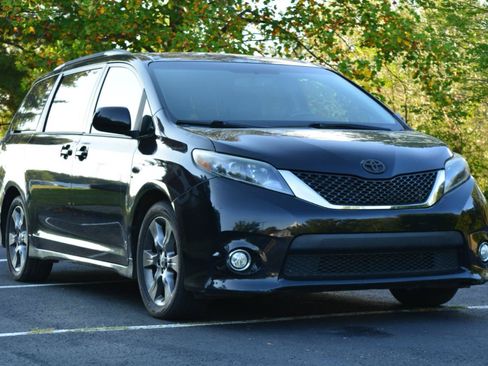 Used 2015 Toyota Sienna SE FWD image 3
