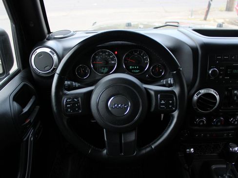 Used 2016 Jeep Wrangler Unlimited Rubicon w/ Connectivity Group AWD/4WD image 8