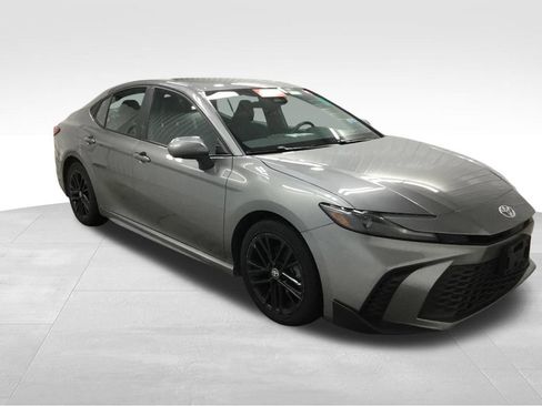 Used 2025 Toyota Camry SE FWD image 4