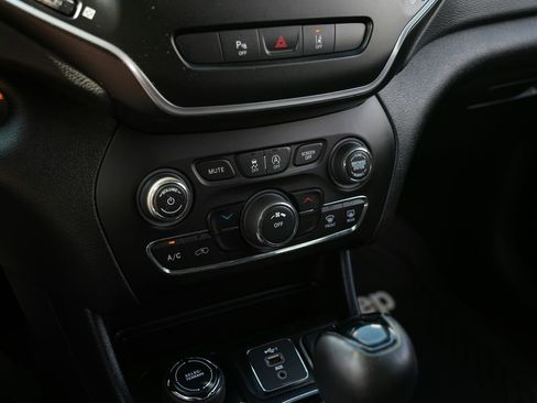Used 2021 Jeep Cherokee Latitude Plus AWD/4WD image 15