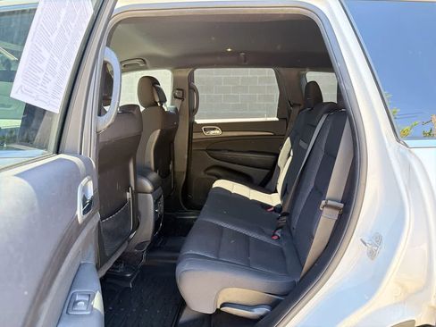 Used 2018 Jeep Grand Cherokee Laredo AWD/4WD image 23