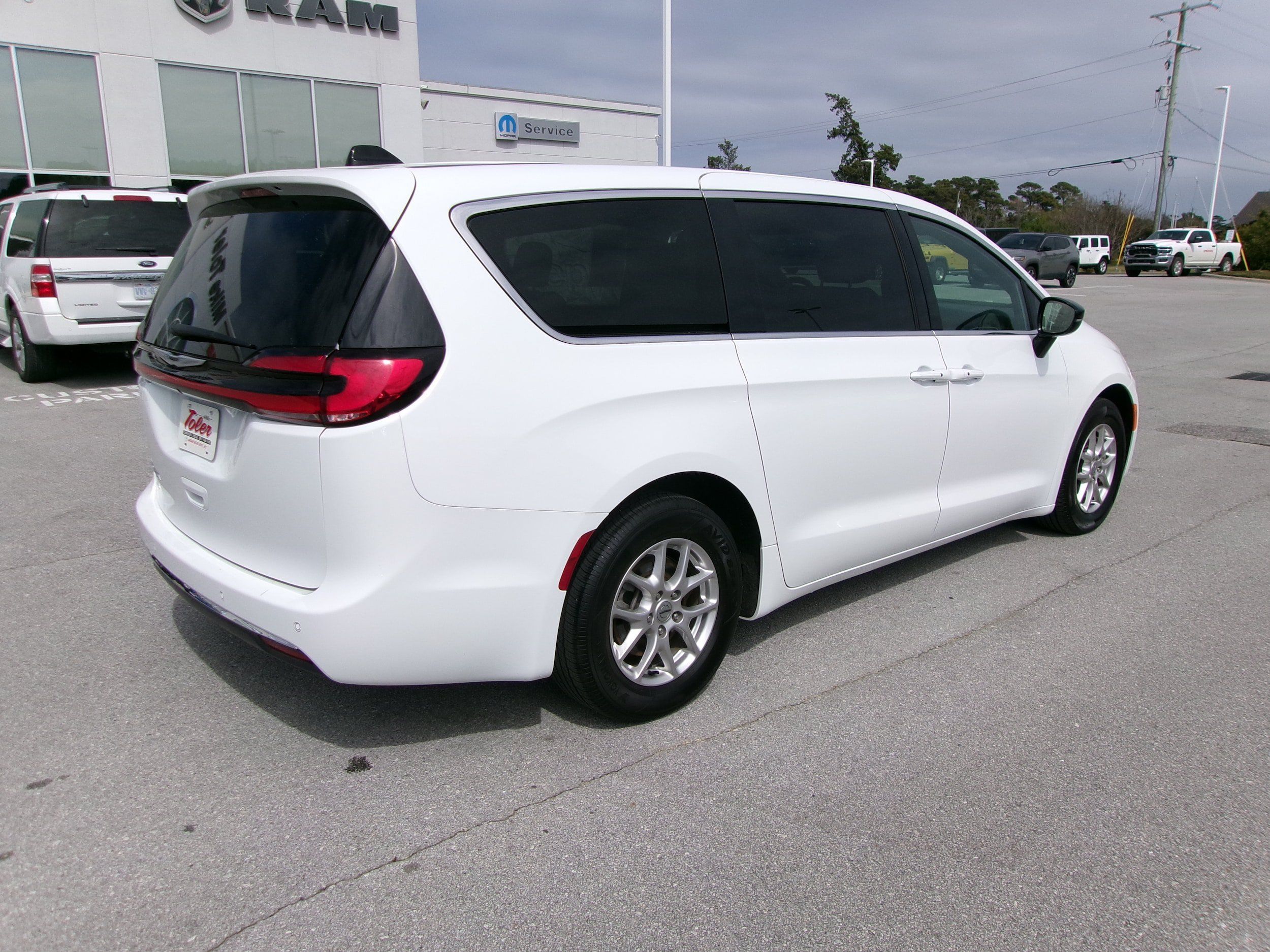 Used 2025 Chrysler Pacifica Select FWD image 4