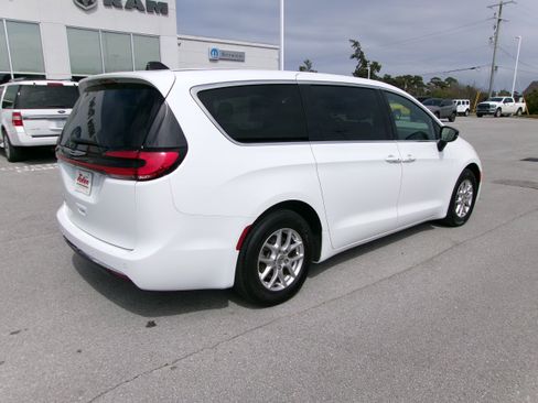 Used 2025 Chrysler Pacifica Select FWD image 4