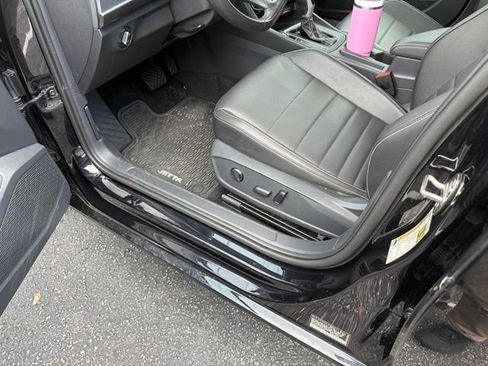 Used 2023 Volkswagen Jetta SE FWD image 9