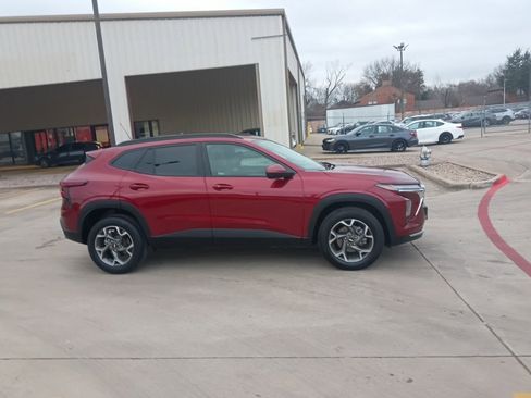 Used 2025 Chevrolet Trax LT w/ LT Convenience Package image 7