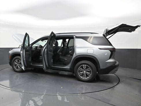 Used 2024 Chevrolet Traverse LT FWD image 31