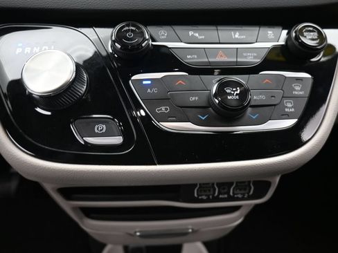 Used 2024 Chrysler Pacifica Touring-L FWD image 23