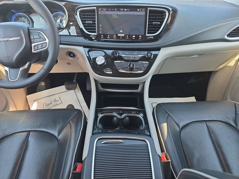 Used 2024 Chrysler Pacifica Limited FWD image 20