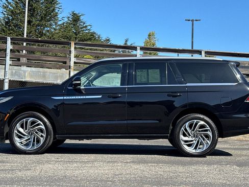 Used 2025 Lincoln Navigator Reserve AWD/4WD image 9