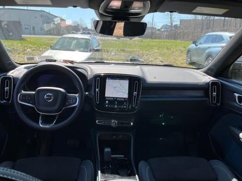 Used 2023 Volvo XC40 Recharge Plus image 6