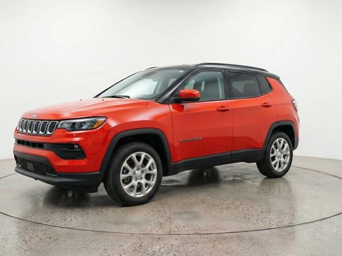 Used 2025 Jeep Compass Limited AWD/4WD image 3